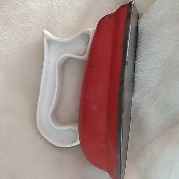 ⚜️ Vintage CHILDS RED TIN IRON 1950’S - Picture 4 of 16